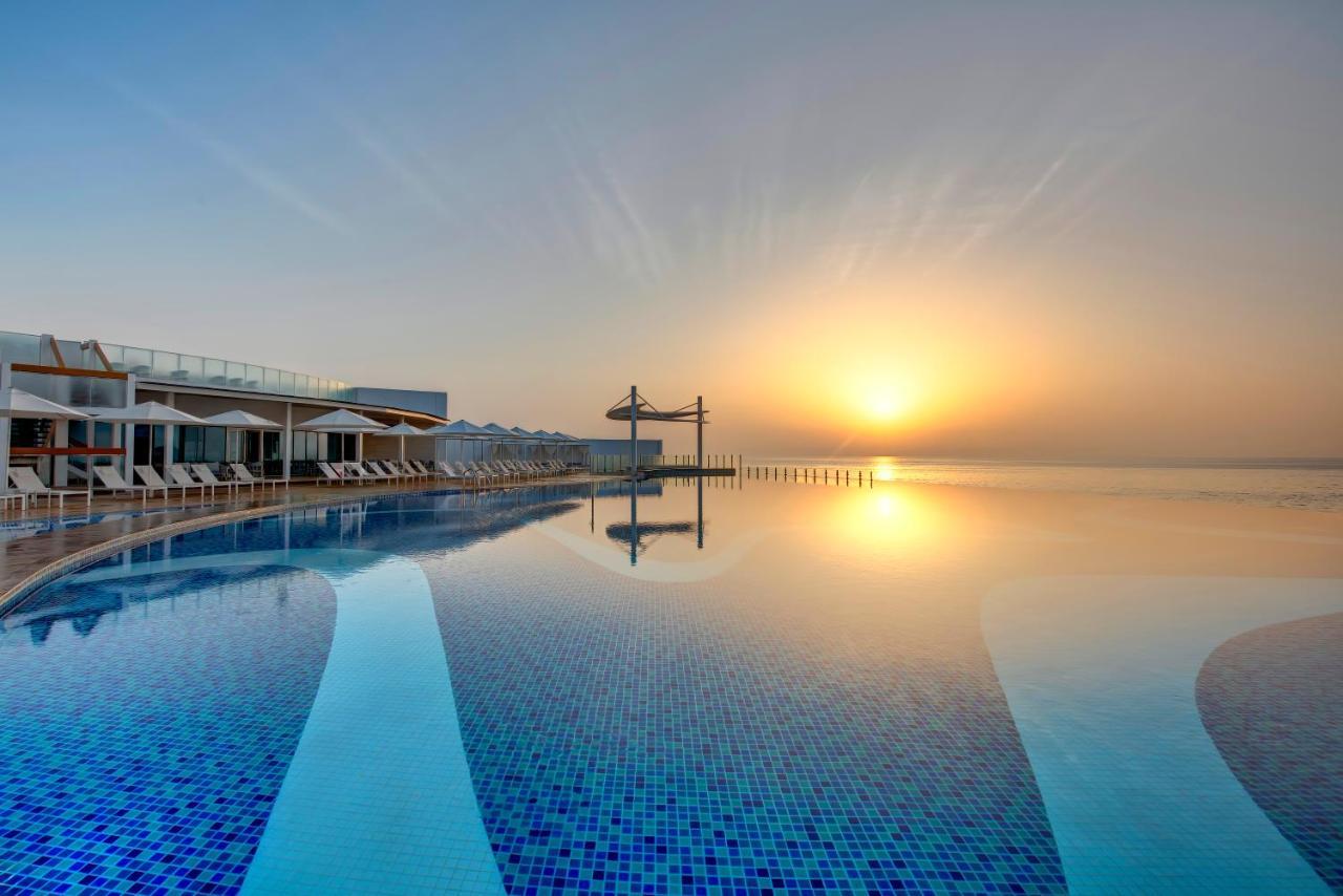 Royal M Al Aqah Beach Resort By Gewan 외부 사진 Infinity pool at the Dead Sea